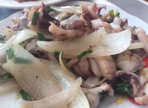 Hình của món Mực nang xào hành tây.