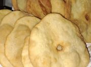 Una foto de harina comun y grasa torta frita