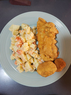 Una foto de Pescado frito con papas mayo