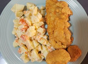 Una foto de Pescado frito con papas mayo