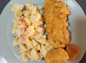 Una foto de Pescado frito con papas mayo