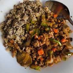 Una foto de Carne picada con quinoa y verduras