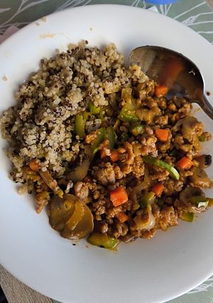 Una foto de Carne picada con quinoa y verduras