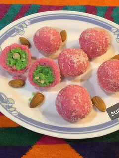 फ्रेश नारियल लड्डू (Fresh nariyal Laddu recipe in Hindi) रेसिपी मुख्य फोटो