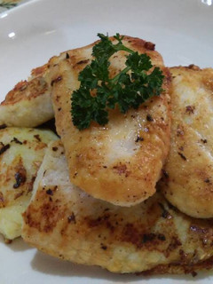 Una foto de Filete de pescado marinado en jugo de limón y ajo