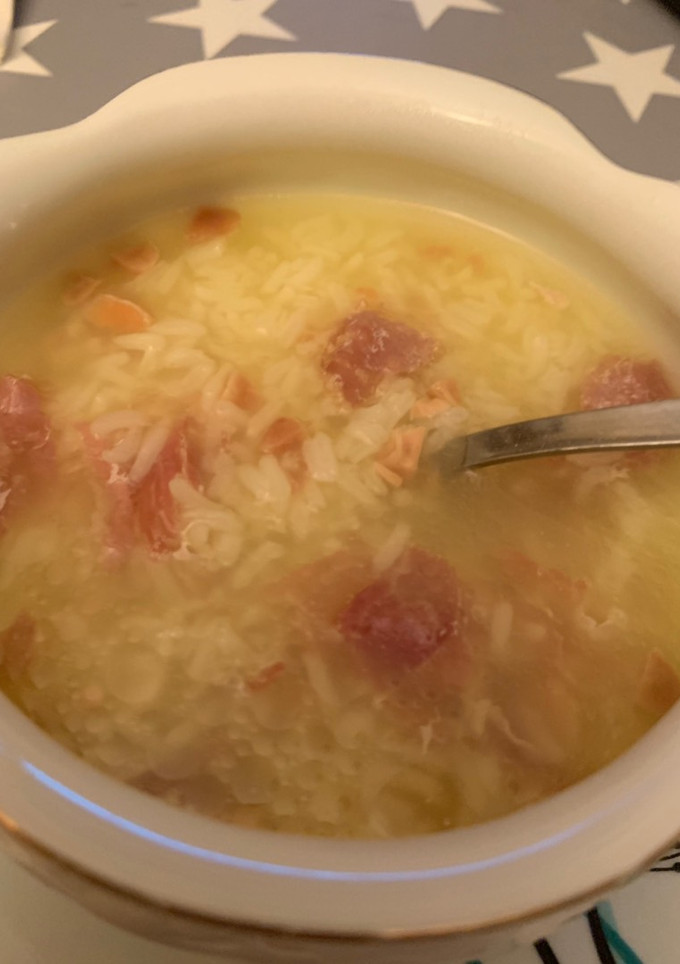 Una foto de Sopa de arroz y jamón