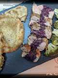 Filetto di maiale alle spezie con salsa al vino rosso con mazze di tamburo e broccoletti