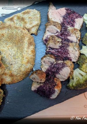 Foto di Filetto di maiale alle spezie con salsa al vino rosso con mazze di tamburo e broccoletti