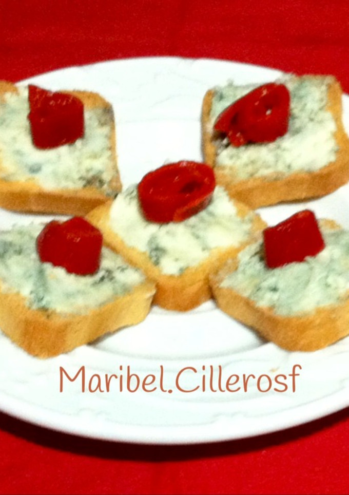 Una foto de Canapés de queso azul