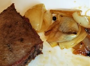 Una foto de Picana al horno con cebollas caramelizadas