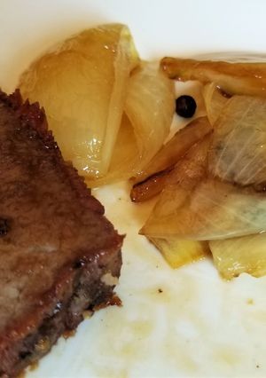 Una foto de Picana al horno con cebollas caramelizadas