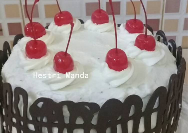 Black forest kukus (kue ulangtahun)