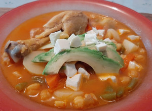 Una foto de Caldo Tlalpeño 🍲