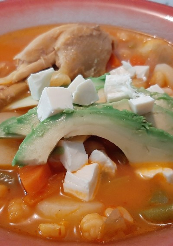 Una foto de Caldo Tlalpeño 🍲