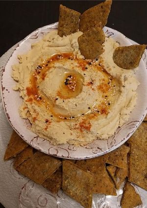 Una foto de Crackers y pasta de garbanzos
