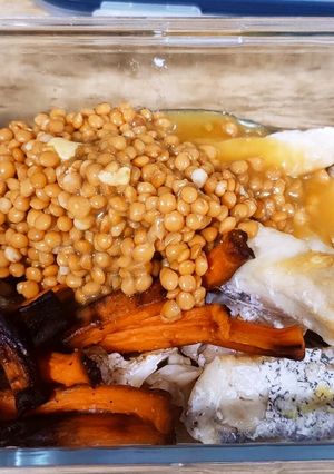 Una foto de Filetes de merluza con zanahoria asada y lentejas en salsa de miel y mostaza