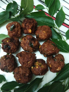 மட்டன் கோலா உருண்டை(Mutton kola Urundai recipe in tamil) செய்முறை முக்கிய புகைப்படம்