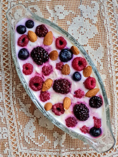 Una foto de Avena trasnochada con frambuesas, moras y arándanos 🫐 Porridge de avena con frutos rojos
