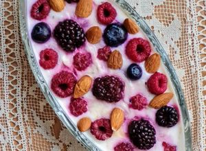 Una foto de Avena trasnochada con frambuesas, moras y arándanos 🫐 Porridge de avena con frutos rojos
