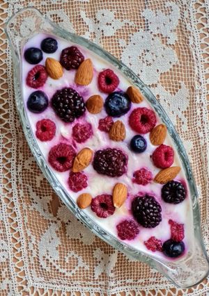 Una foto de Avena trasnochada con frambuesas, moras y arándanos 🫐 Porridge de avena con frutos rojos