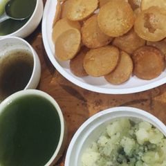 A picture of 4 flavours paani poori.