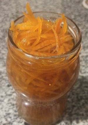 Una foto de Cáscaras de naranja en almíbar
