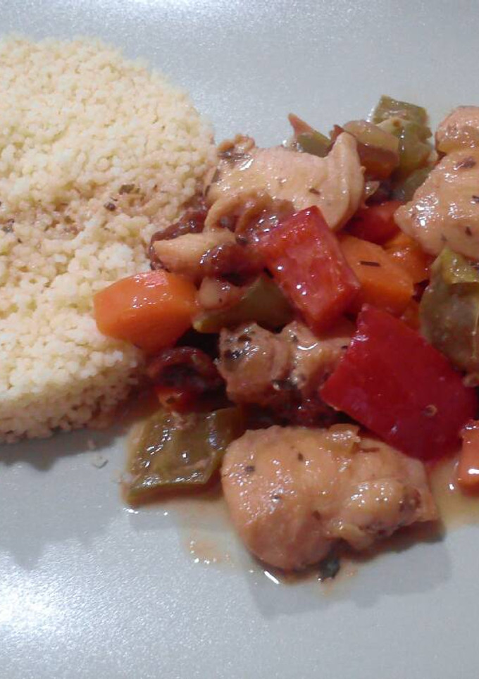 Una foto de Cuscus con pollo al wok
