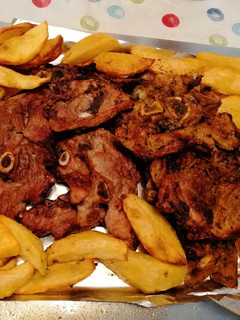 Una foto de Cordero a la parrilla con patatas fritas