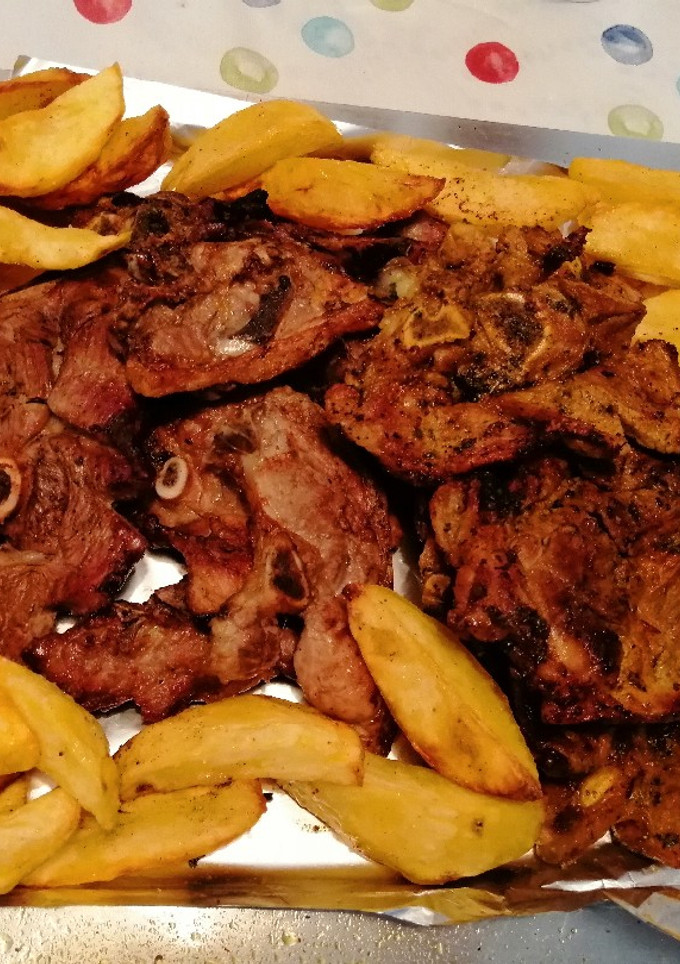 Una foto de Cordero a la parrilla con patatas fritas