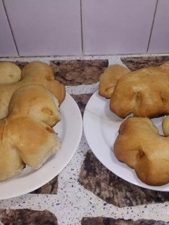 Una foto de Roscas veganas de limón rellenas con dulce de manzana 🍎🌱