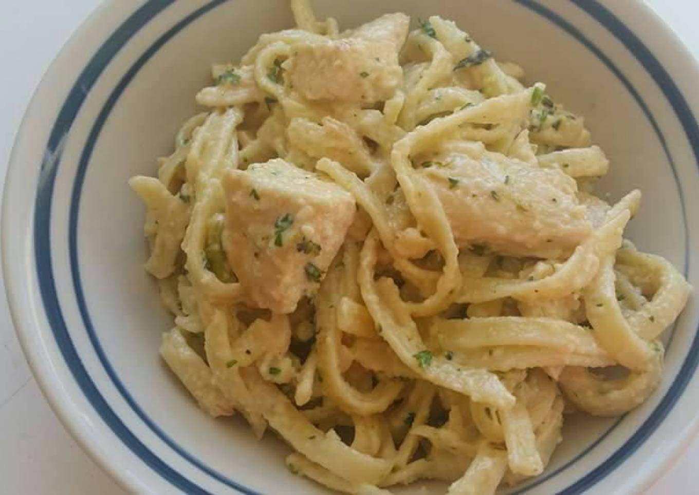 Fettuccine alfredo con pollo y Brócoli