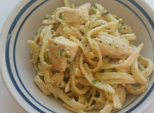 Una foto de Fettuccine alfredo con pollo y Brócoli