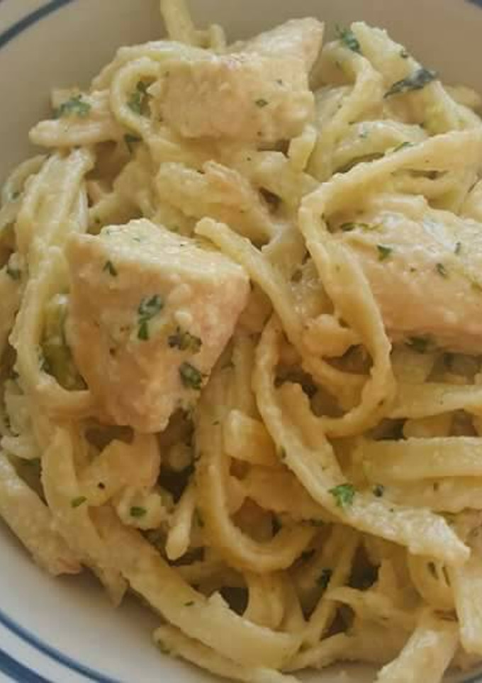 Una foto de Fettuccine alfredo con pollo y Brócoli
