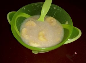 Una foto de Avena cocida con banano para bebe (BLW)