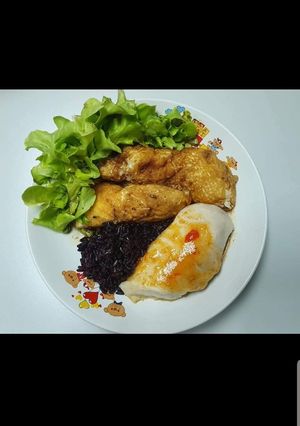 รูปของ ไข่ขาวม้วนคู่อกไก่ราดน้ำสลัด
