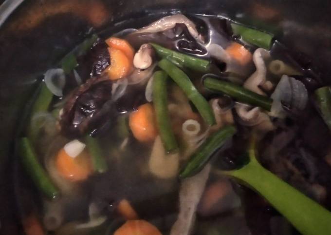 Bagaimana Menyiapkan Sup Makaroni Sayuran dan Jamur yang Lezat Sekali