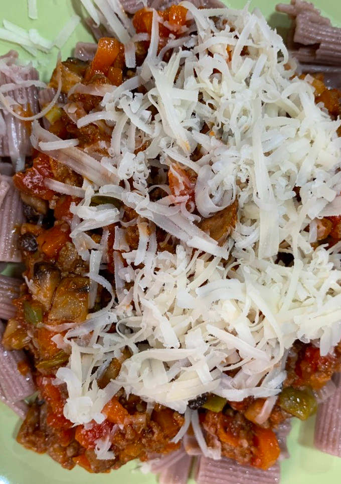 Una foto de Pasta de trigo sarraceno con salsa boloñesa y champiñones