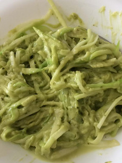 Una foto de Pesto con espaguetis de calabacín