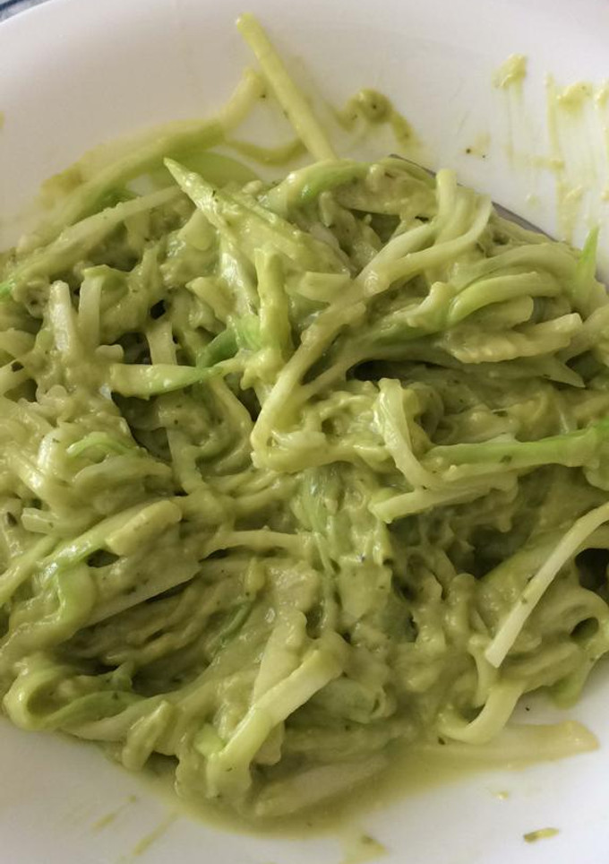 Una foto de Pesto con espaguetis de calabacín