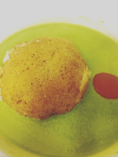 Una foto de Mozzarella rellena sobre lecho de crema de guisantes
