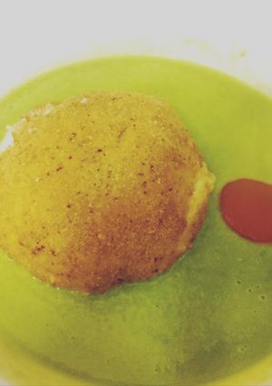 Foto principal de Mozzarella rellena sobre lecho de crema de guisantes