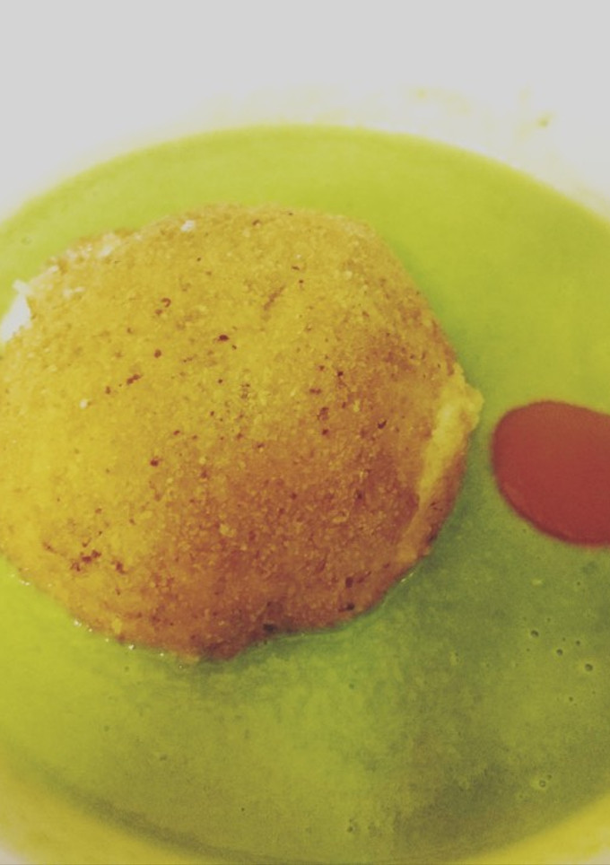 Una foto de Mozzarella rellena sobre lecho de crema de guisantes