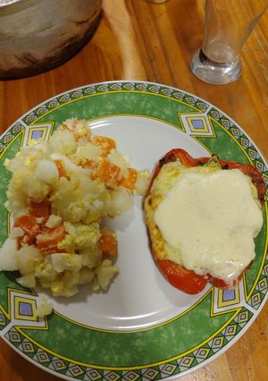 Una foto de Pimiento relleno con ensalada rusa