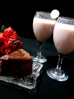 عکسی از دستور شیر موز موکا با کیک موکا 😋😍