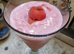 Una foto de Helado suave de fresa y kéfir