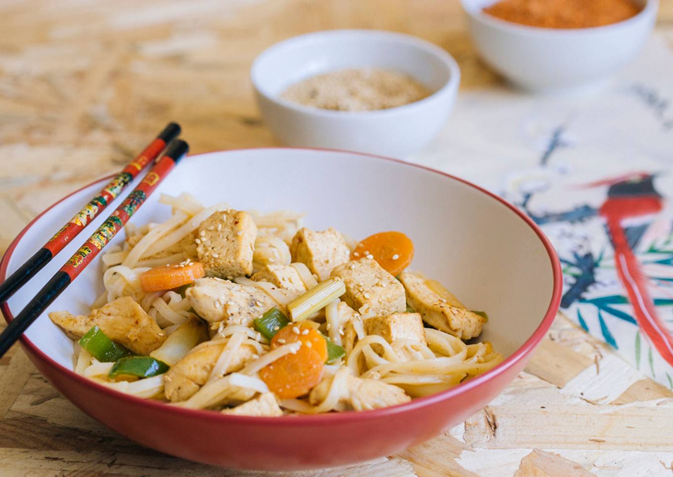 Tallarines de arroz con pollo, tofu picante y lemongrass