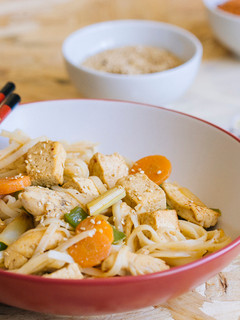 Una foto de Tallarines de arroz con pollo, tofu picante y lemongrass