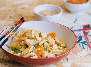 Una foto de Tallarines de arroz con pollo, tofu picante y lemongrass