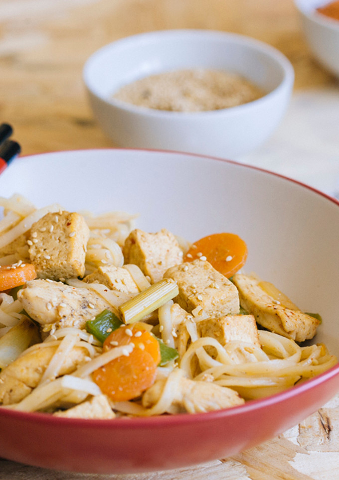 Una foto de Tallarines de arroz con pollo, tofu picante y lemongrass