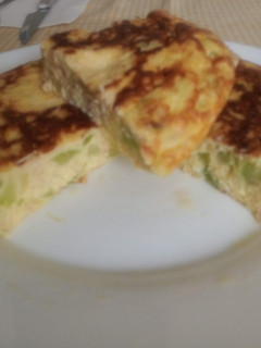 Una foto de Tortilla de calabacín con atún y queso